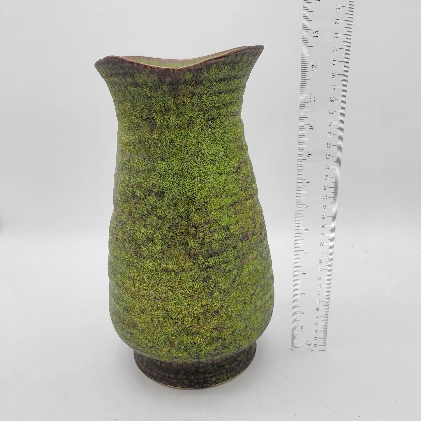 Royal Haeger 1970s Modern Deco Art Pottery Lime Peel Green Lava Glaze Vase 4207