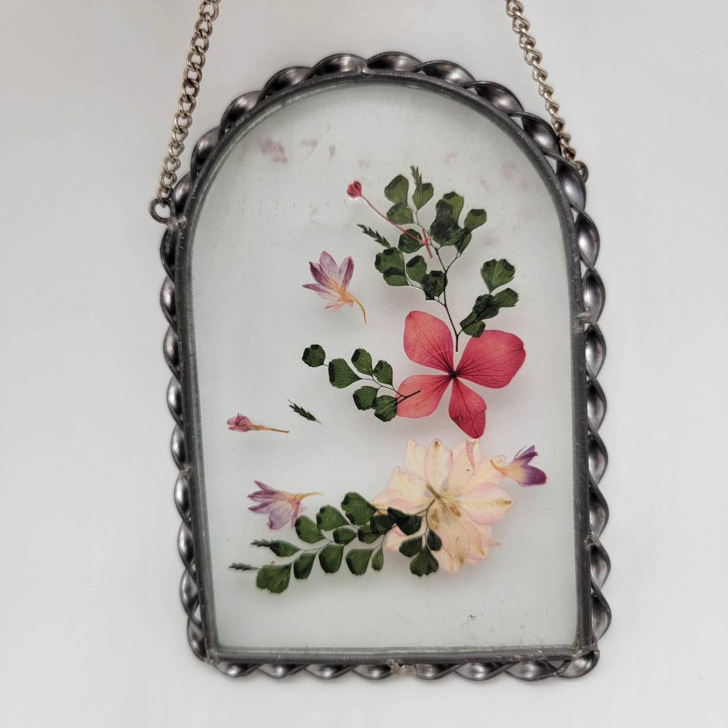 Vintage Pressed Flowers Glass Suncatcher Wall Hanging With Chain - Lt. Pink & Purple
