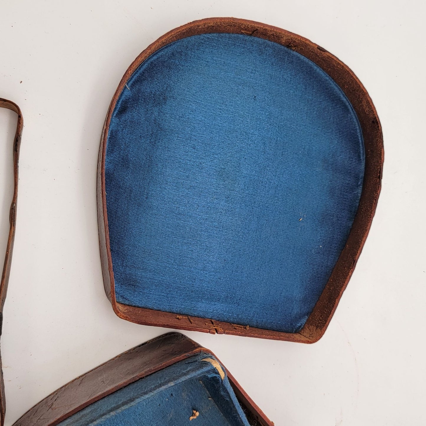 Antique Edwardian Antique Leather Collar Box