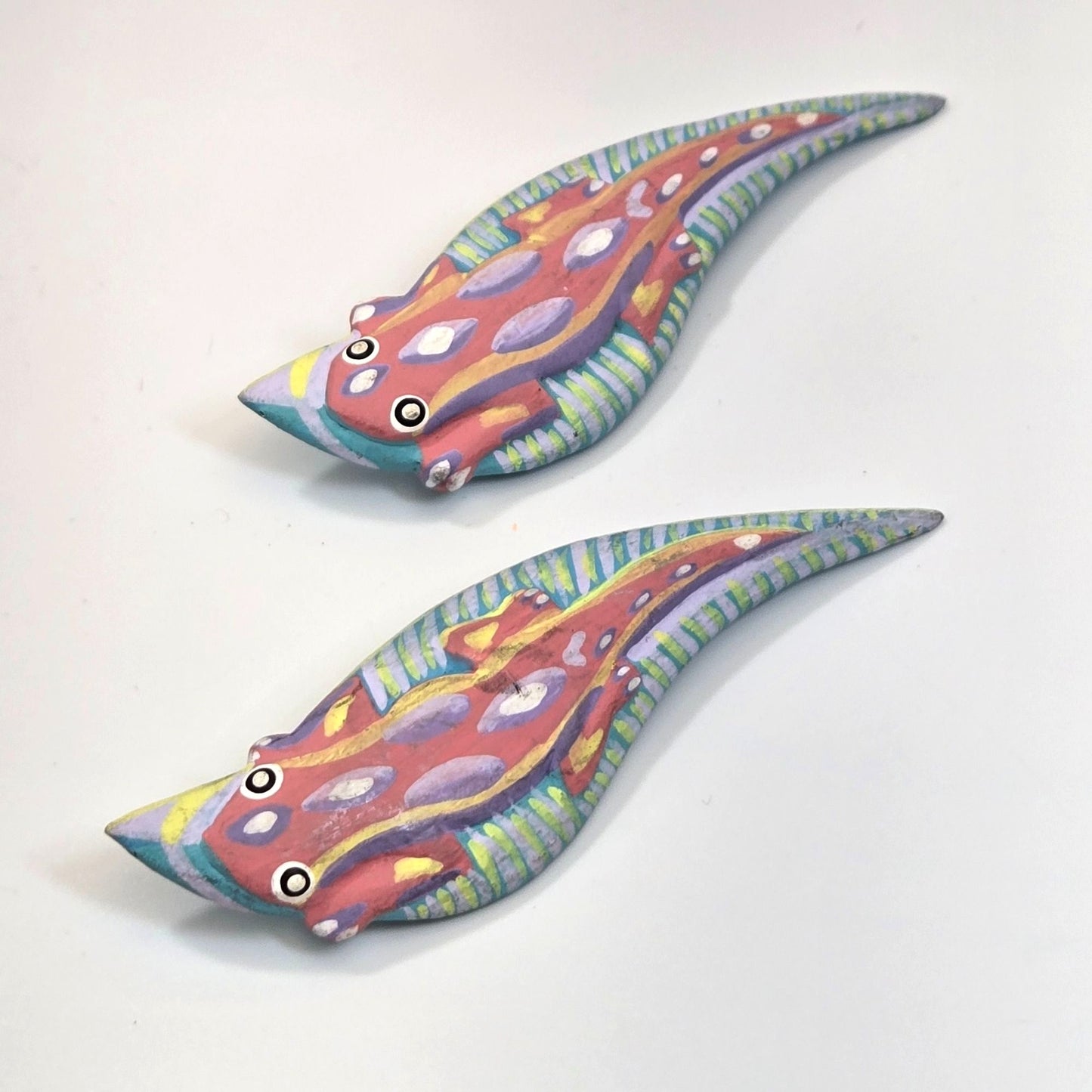 Pair Of Vintage Hand Carved & Painted Gecko Lizard Wood Brooches