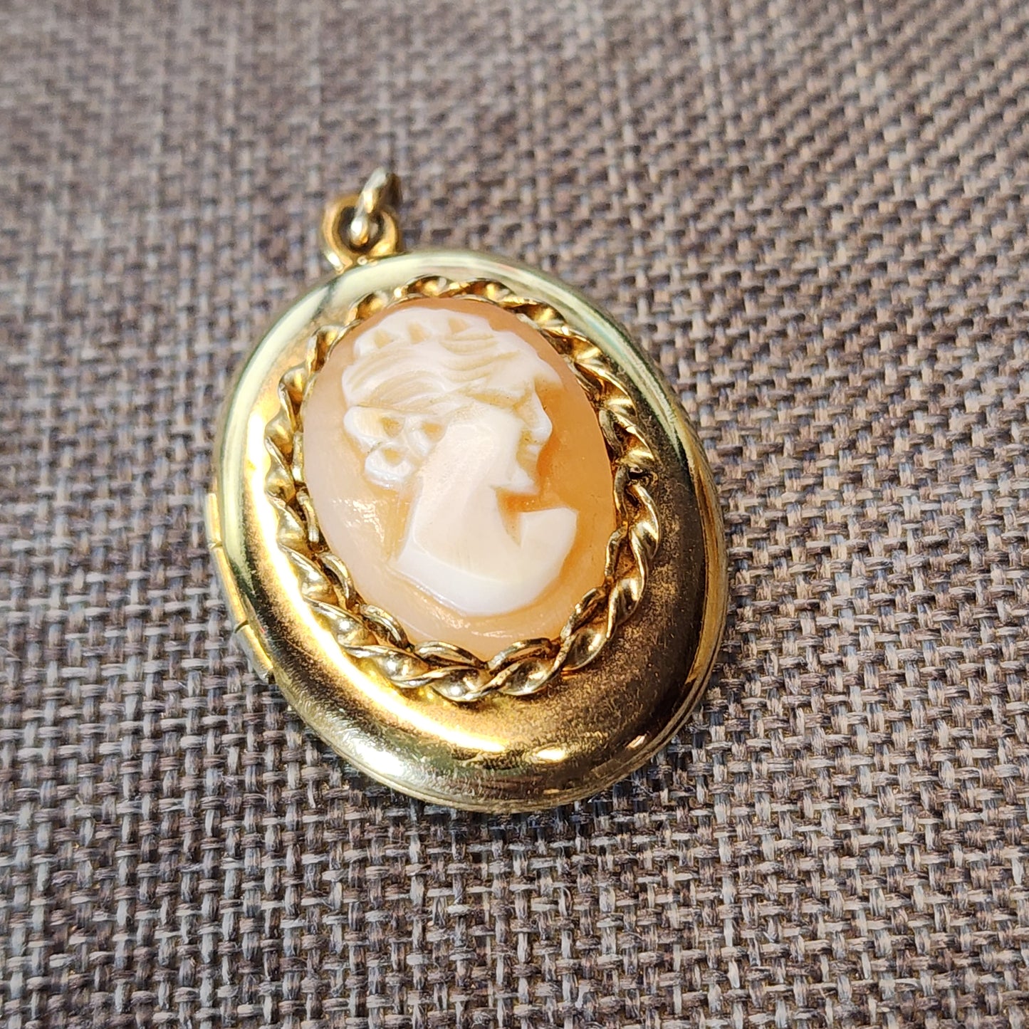 10Kt Gold Cameo Locket