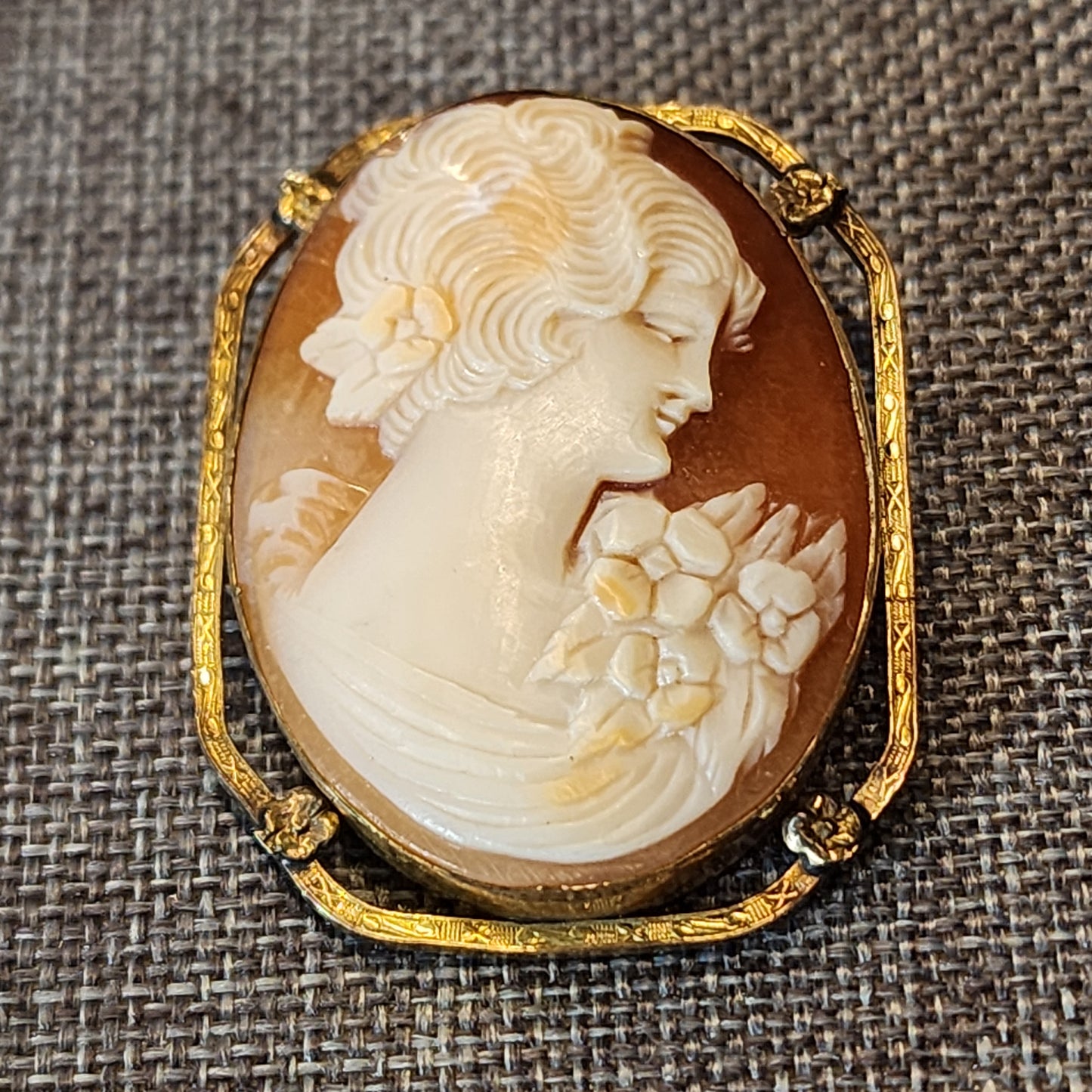 14kt Gold Shell Cameo Brooch