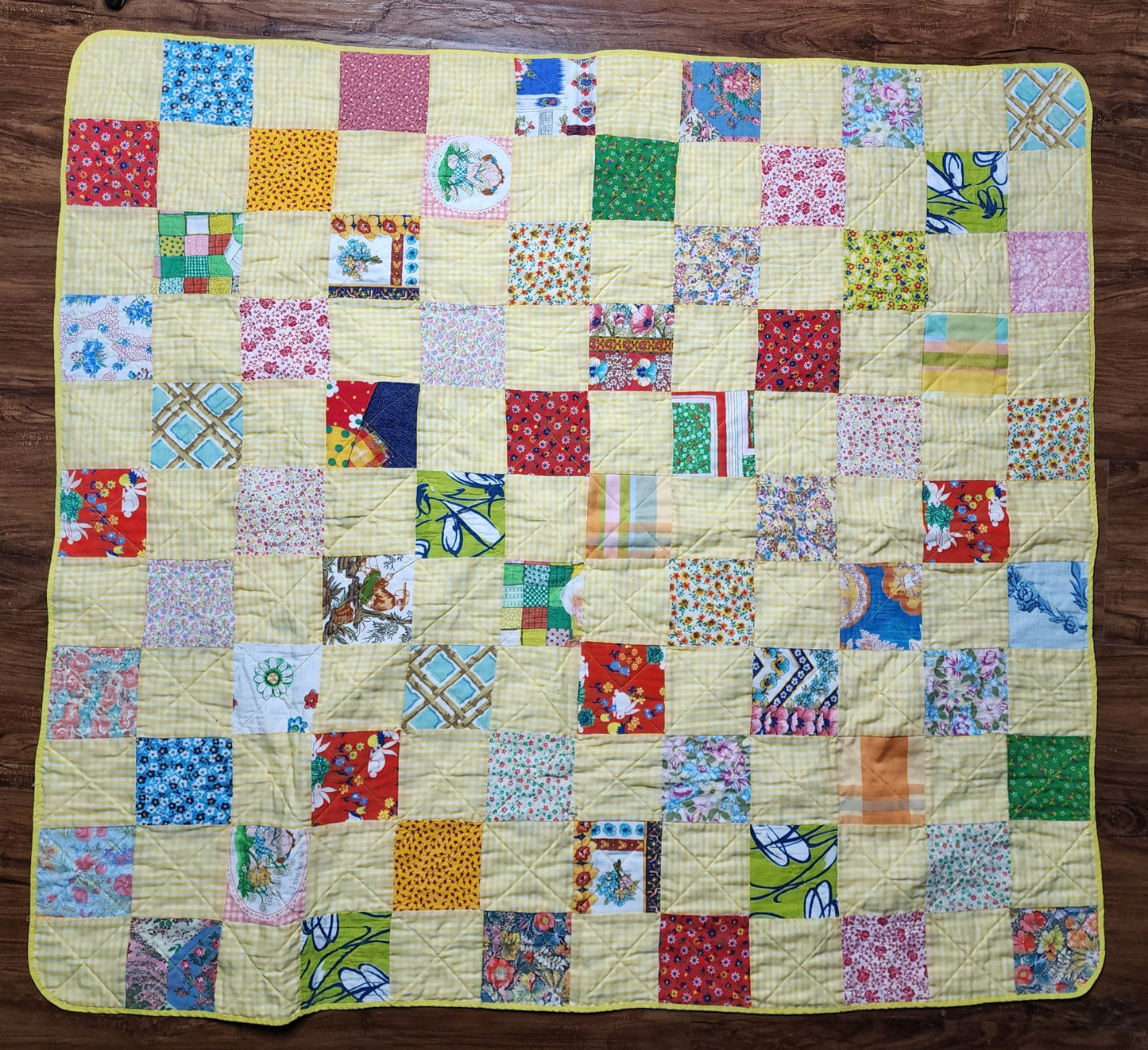 Vintage Patchwork Hand made Quilt Daisy Pattern