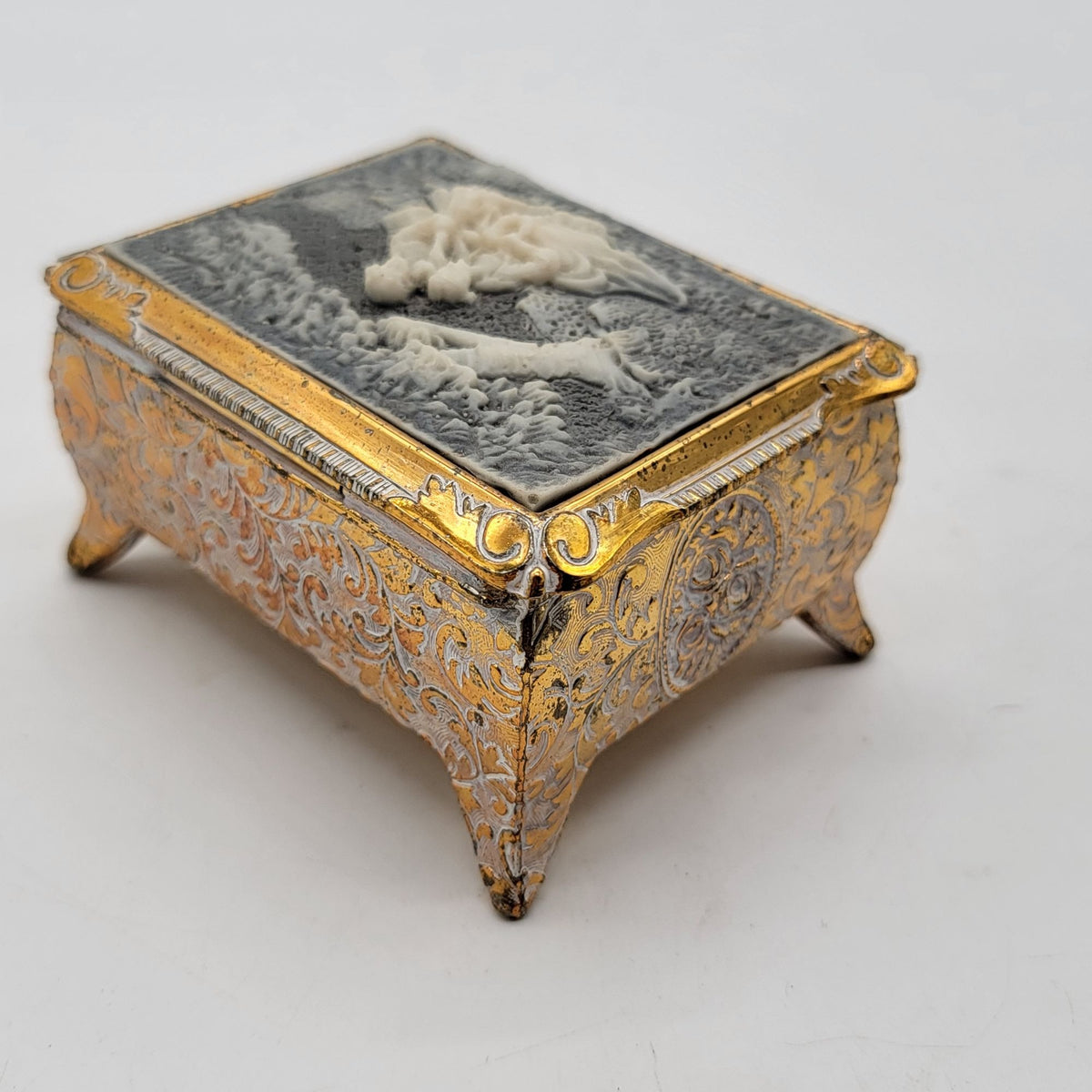 Sankyo Jasperware Courting Couple Music Box Gold Tone Plays Music Box Dancer