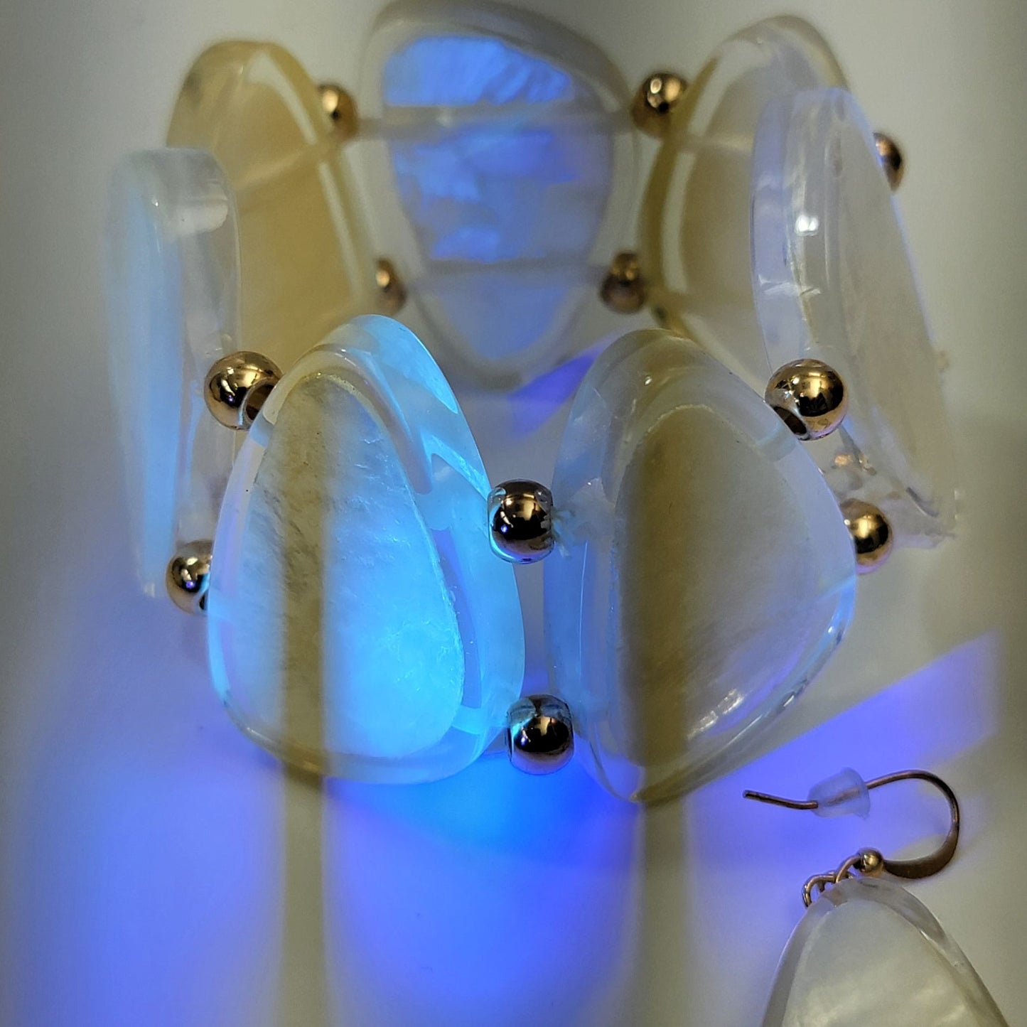 Vintage Lucite Stretch Bracelet & Dangle Earrings Set