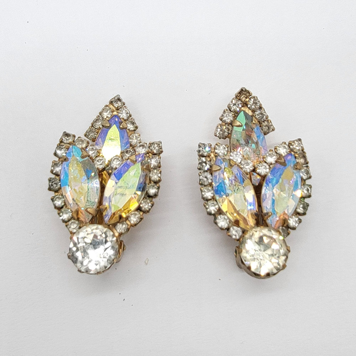 1950s Weiss Aurora Borealis Rhinestone Clip On Earrings