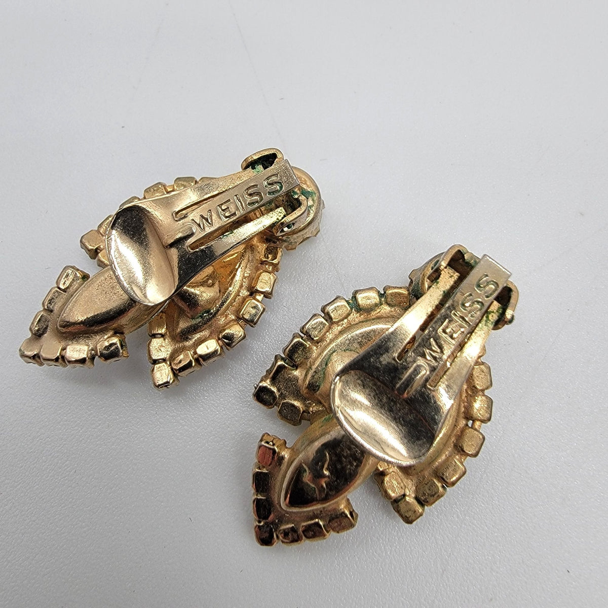 1950s Weiss Aurora Borealis Rhinestone Clip On Earrings