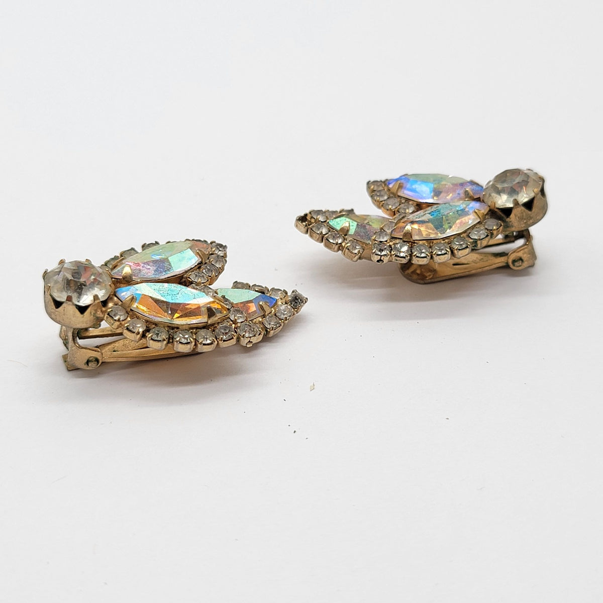 1950s Weiss Aurora Borealis Rhinestone Clip On Earrings