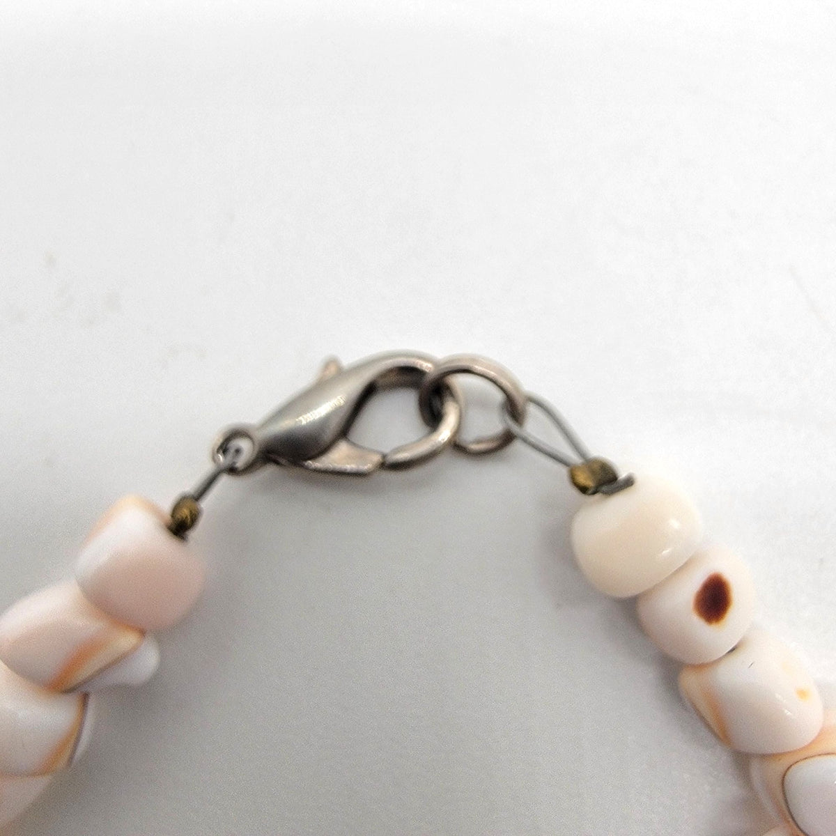 1960s Vintage Hawaiian Puka Shell Bracelet 6.5"