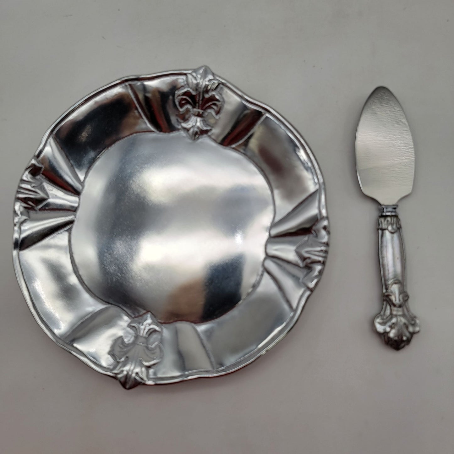 Arthur Court Aluminum Fleur De Lis Plate & Cake Server Set