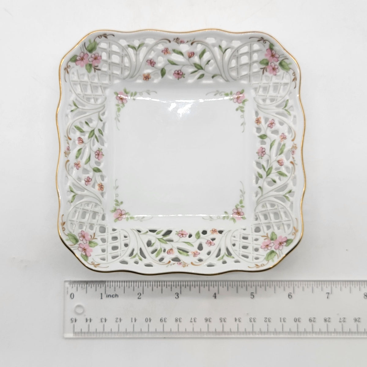 Oscar De La Renta English Garden Porcelain Square Dish Floral Lattice