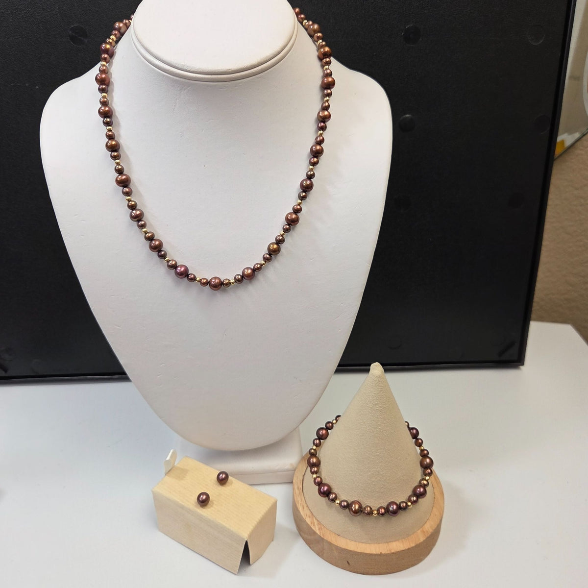 Vintage 14K Gold Chocolate Brown Freshwater Pearl Set Necklace Bracelet & Stud Earrings In Wood Box