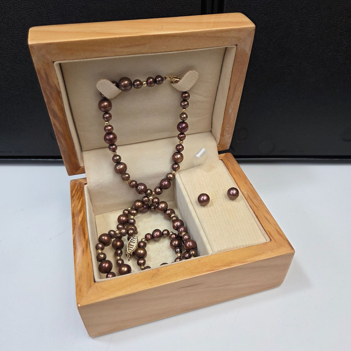 Vintage 14K Gold Chocolate Brown Freshwater Pearl Set Necklace Bracelet & Stud Earrings In Wood Box