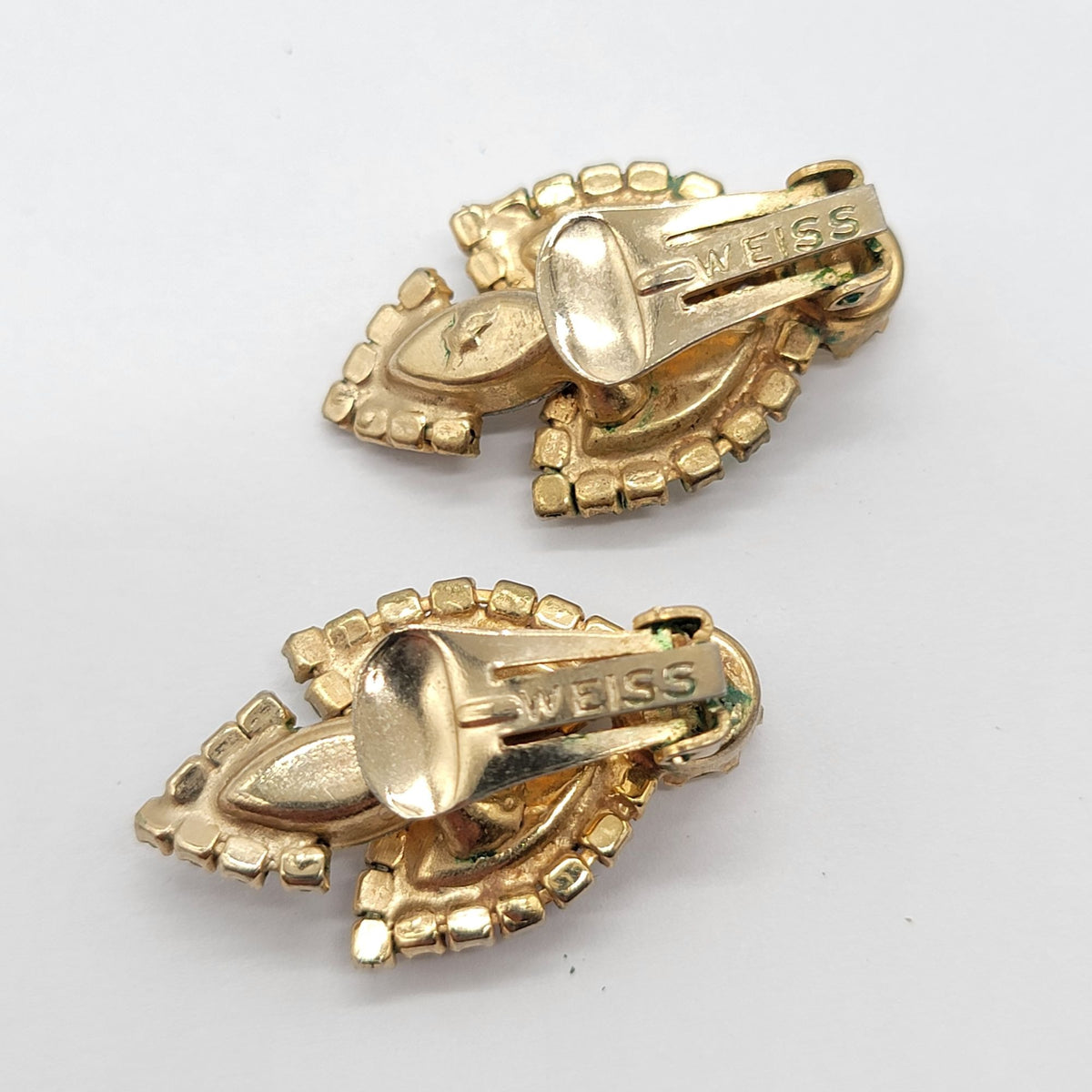 1950s Weiss Aurora Borealis Rhinestone Clip On Earrings